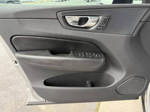 2024 Volvo XC60 B5 Core Dark Theme