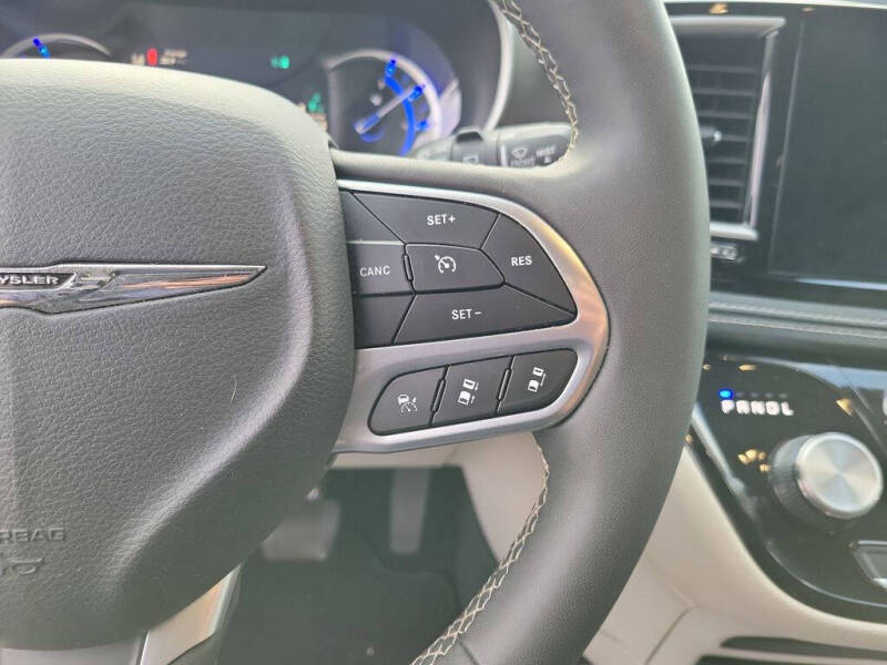 2024 Chrysler Pacifica Plug-In Hybrid Select