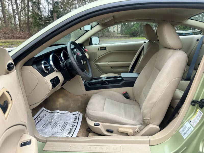 2005 Ford Mustang V6 Deluxe