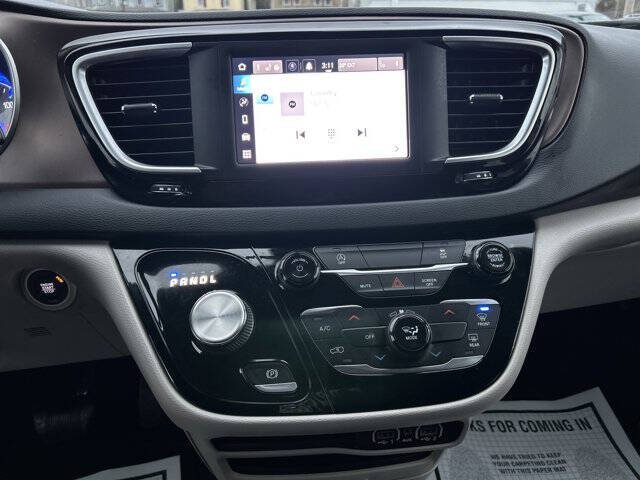 2022 Chrysler Voyager LX