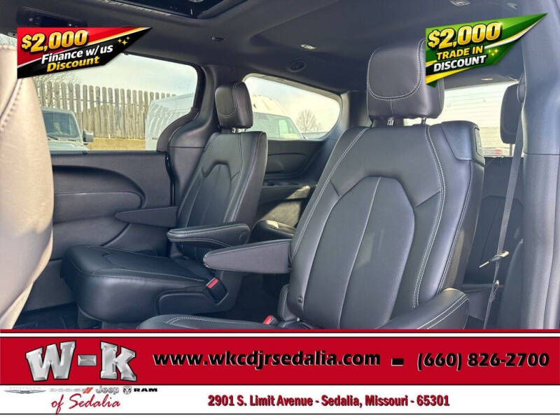 2026 Chrysler Pacifica Select