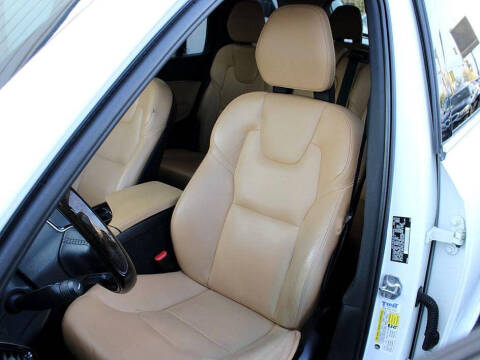 2016 Volvo XC90 T6 Momentum