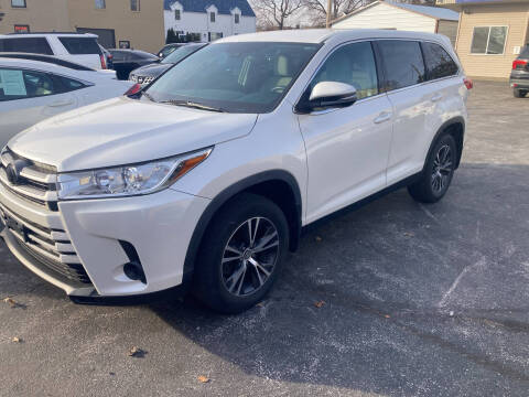 2019 Toyota Highlander for sale at RT Auto Center in Quincy IL