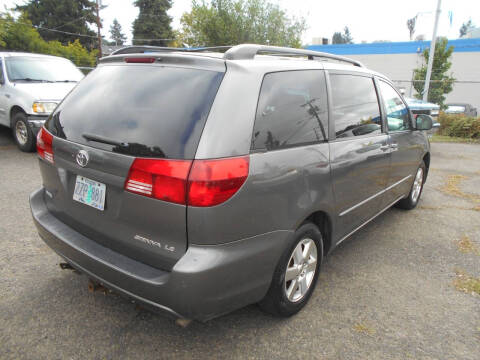 2004 Toyota Sienna LE 8 Passenger