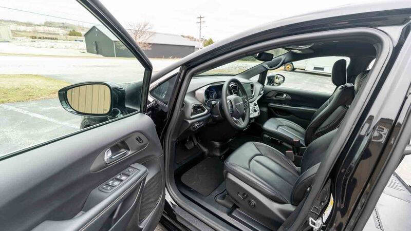 2025 Chrysler Pacifica Select