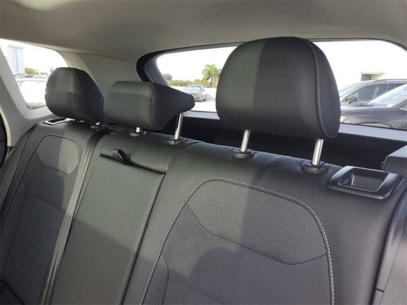 2025 Volkswagen Taos SE Black