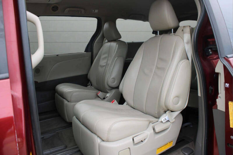 2014 Toyota Sienna XLE 7-Passenger