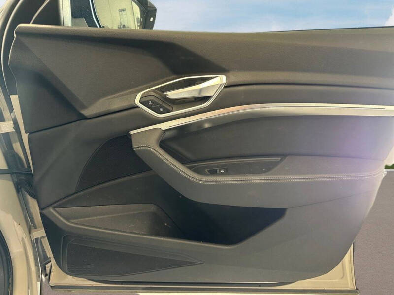 2021 Audi e-tron quattro Premium