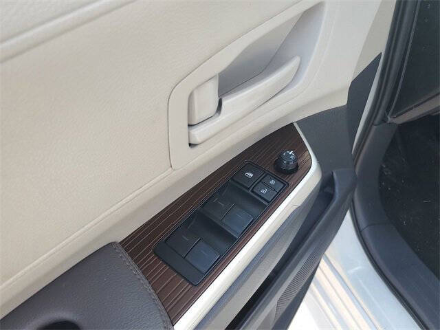 2022 Toyota Sienna LE 8-Passenger