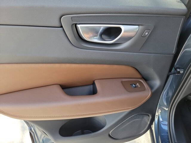 2024 Volvo XC60 B5 Plus Dark Theme