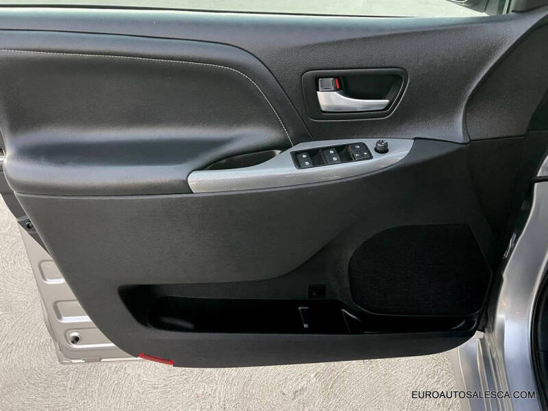 2018 Toyota Sienna SE Premium 8-Passenger