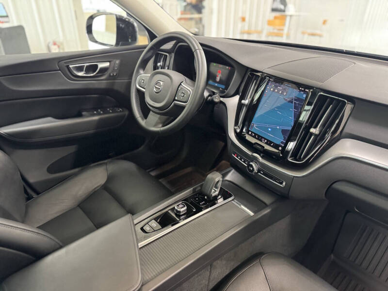 2024 Volvo XC60 B5 Core Dark Theme