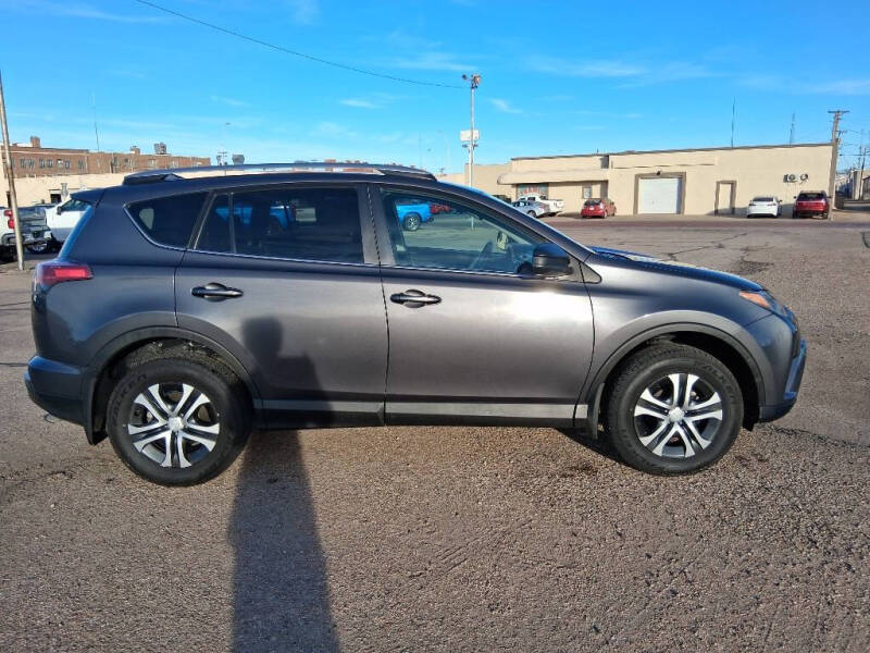Used 2018 Toyota RAV4 LE with VIN 2T3ZFREV3JW420153 for sale in Liberal, KS