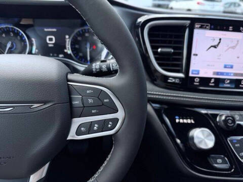 2027 Chrysler Pacifica Select