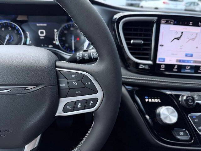 2027 Chrysler Pacifica Select