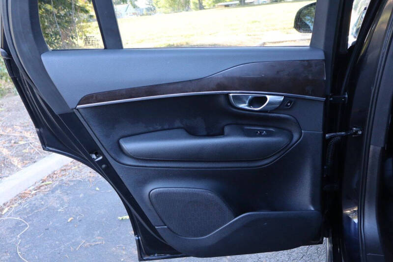 2016 Volvo XC90 T6 Momentum