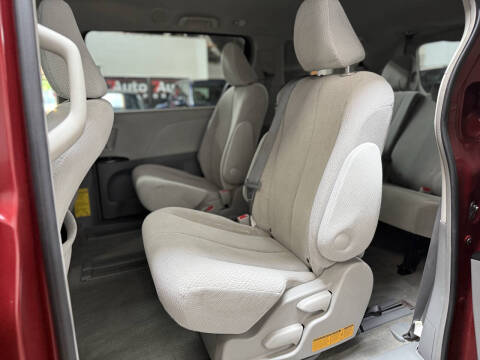 2012 Toyota Sienna LE 8-Passenger