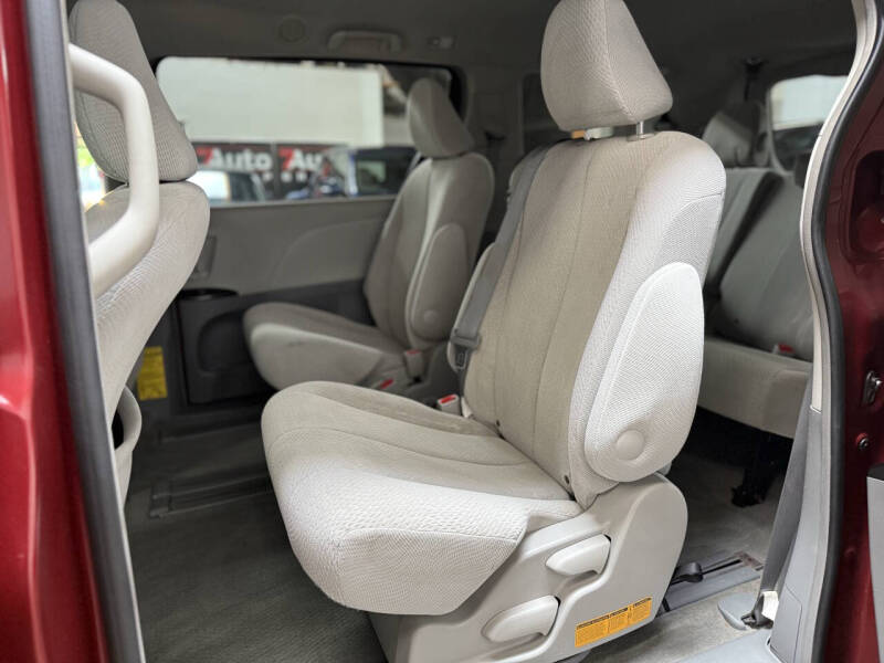 2012 Toyota Sienna LE 8-Passenger