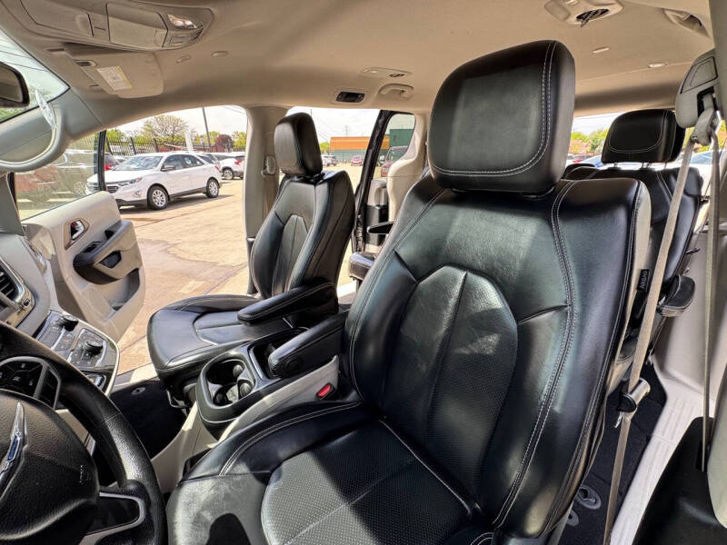 2020 Chrysler Voyager LXi