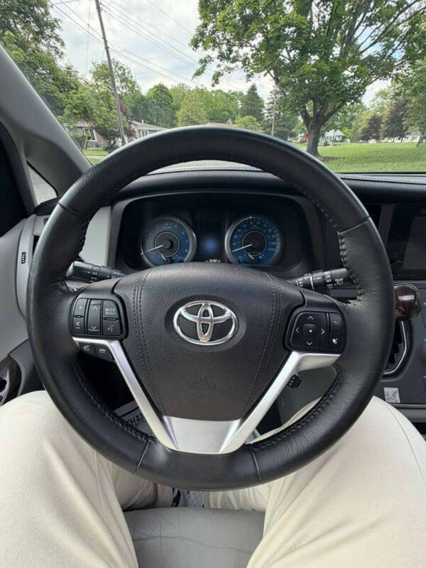 2017 Toyota Sienna XLE Premium 8-Passenger