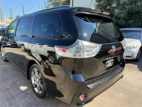 2011 Toyota Sienna SE 8-Passenger