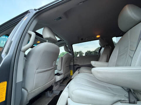 2013 Toyota Sienna XLE 7-Passenger