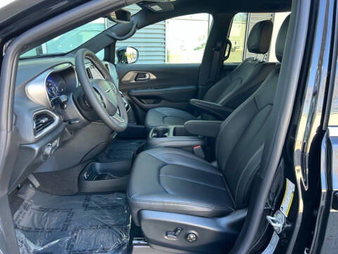 2025 Chrysler Voyager LX