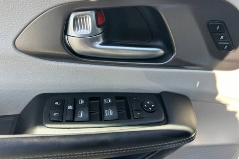 2024 Chrysler Pacifica Plug-In Hybrid Select
