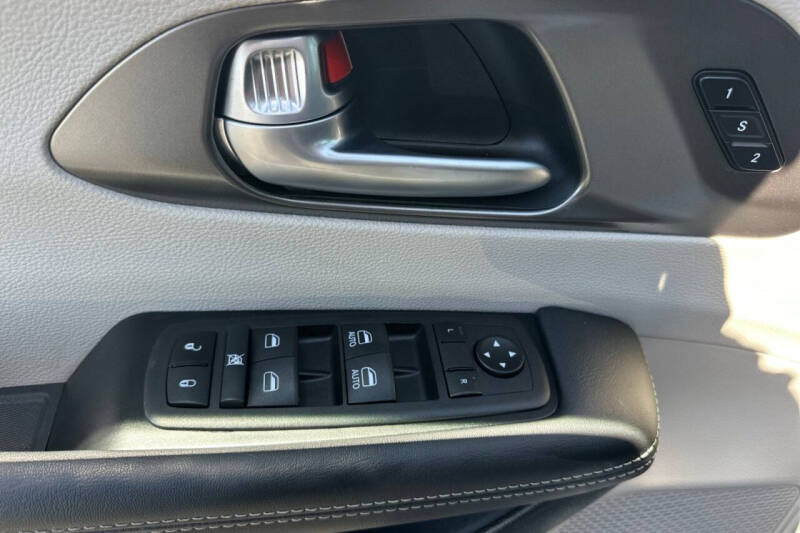 2024 Chrysler Pacifica Plug-In Hybrid Select
