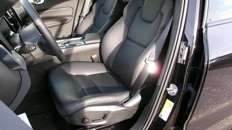 2025 Volvo XC60 B5 Core Dark Theme