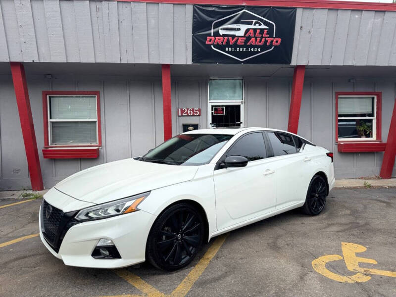 2022 Nissan Altima SR's photo