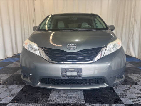 2013 Toyota Sienna LE 8-Passenger