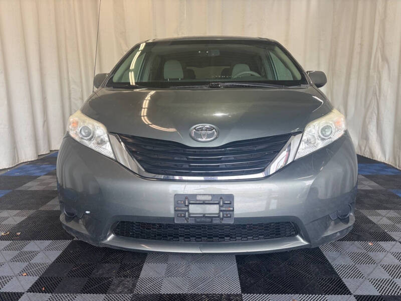 2013 Toyota Sienna LE 8-Passenger