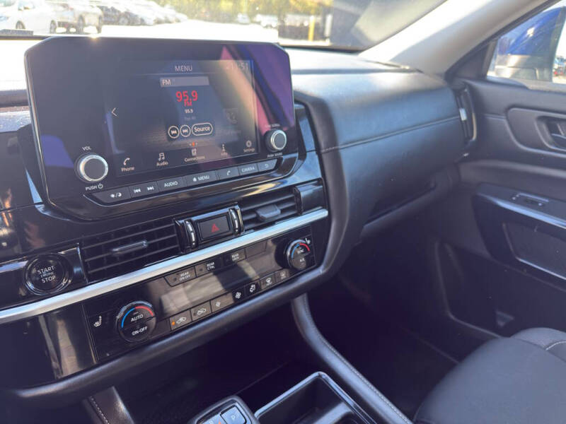 2025 Nissan Pathfinder SV