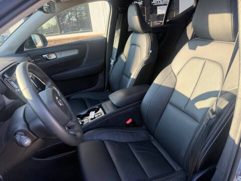 2024 Volvo XC40 B5 Ultimate Dark Theme