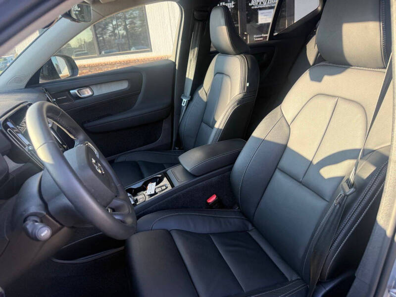 2024 Volvo XC40 B5 Ultimate Dark Theme