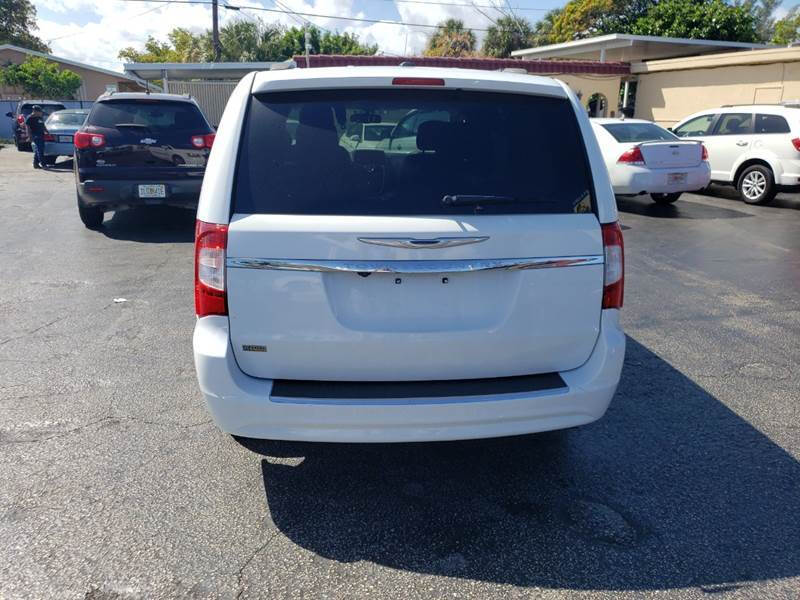 2014 CHRYSLER Town and Country Minivan - $10,995