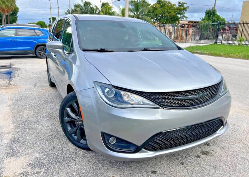 2020 Chrysler Pacifica Touring's photo