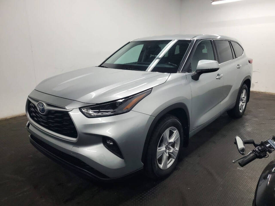 2022 Toyota Highlander LE's photo