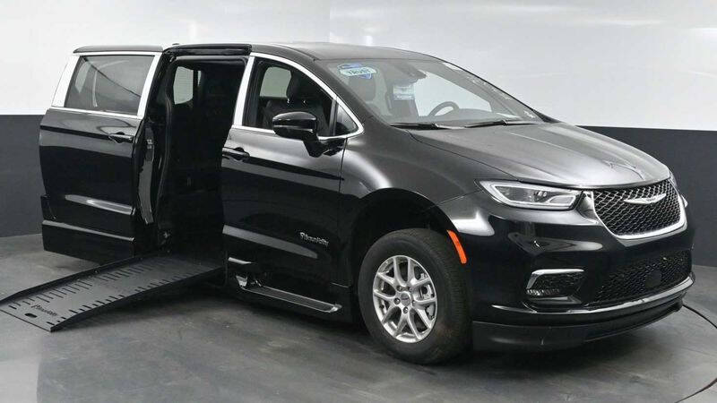 2025 Chrysler Pacifica Select's photo