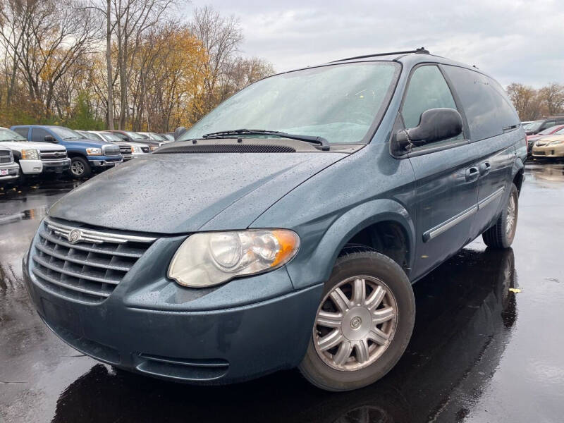 2005 Chrysler Town and Country for sale at Car Castle in Zion IL