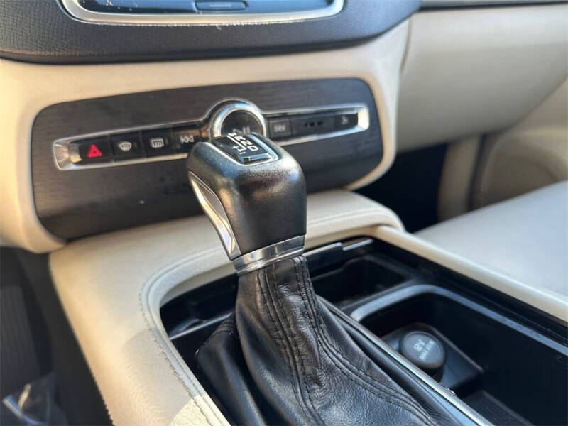 2020 Volvo XC90 T6 Momentum 6-Passenger