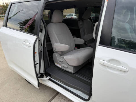 2017 Toyota Sienna LE 8-Passenger