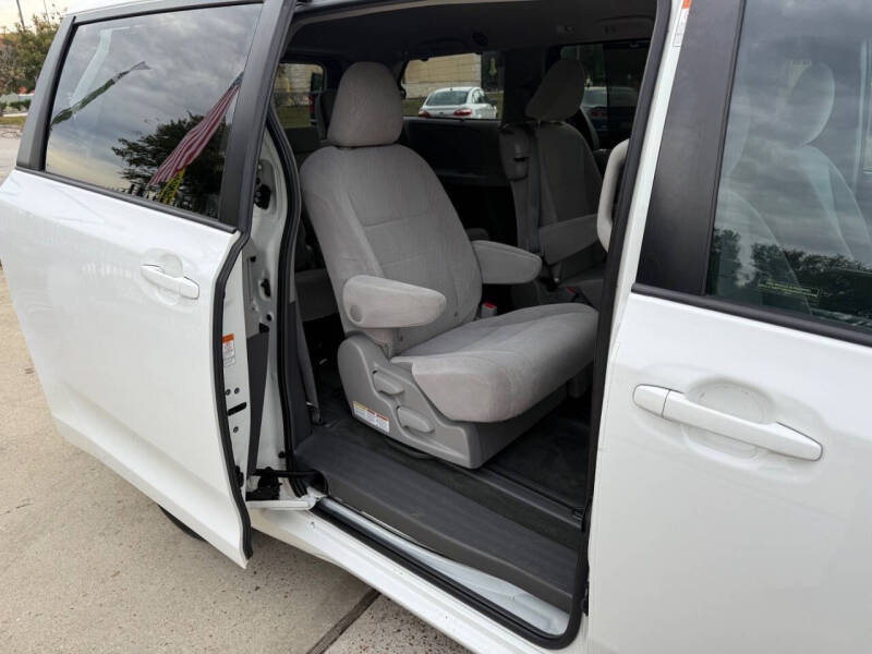 2017 Toyota Sienna LE 8-Passenger