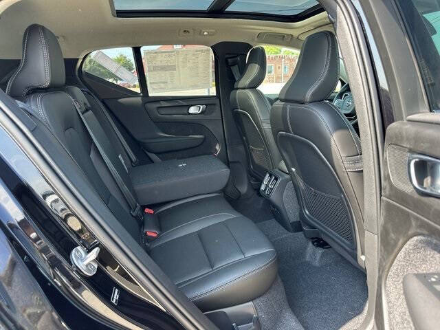 2025 Volvo XC40 B5 Ultra Bright Theme