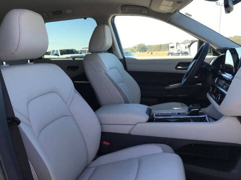 2025 Nissan Pathfinder SL