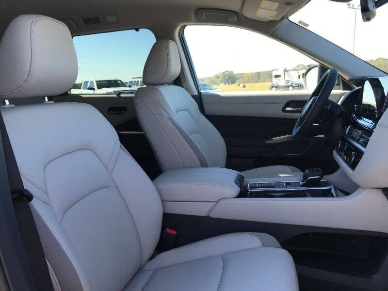 2025 Nissan Pathfinder SL