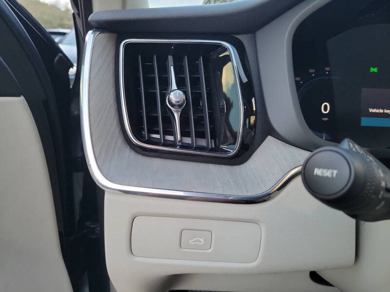 2023 Volvo XC60 B5 Plus Dark Theme