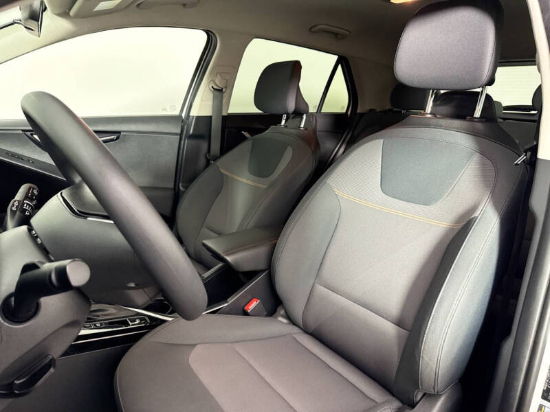2023 Kia Niro LX