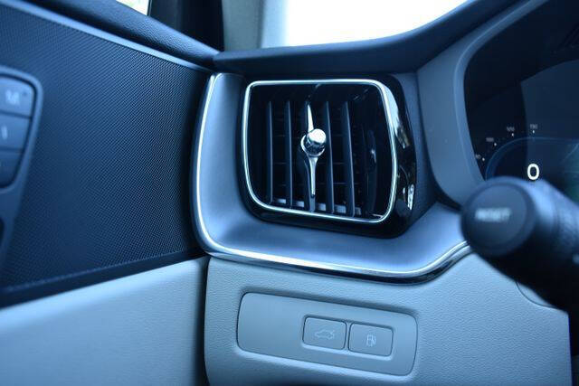 2024 Volvo XC60 Recharge T8 Core Dark Theme